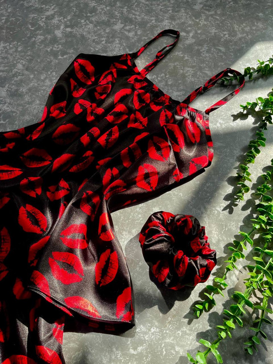 لباس زیر زنانه طرح لب