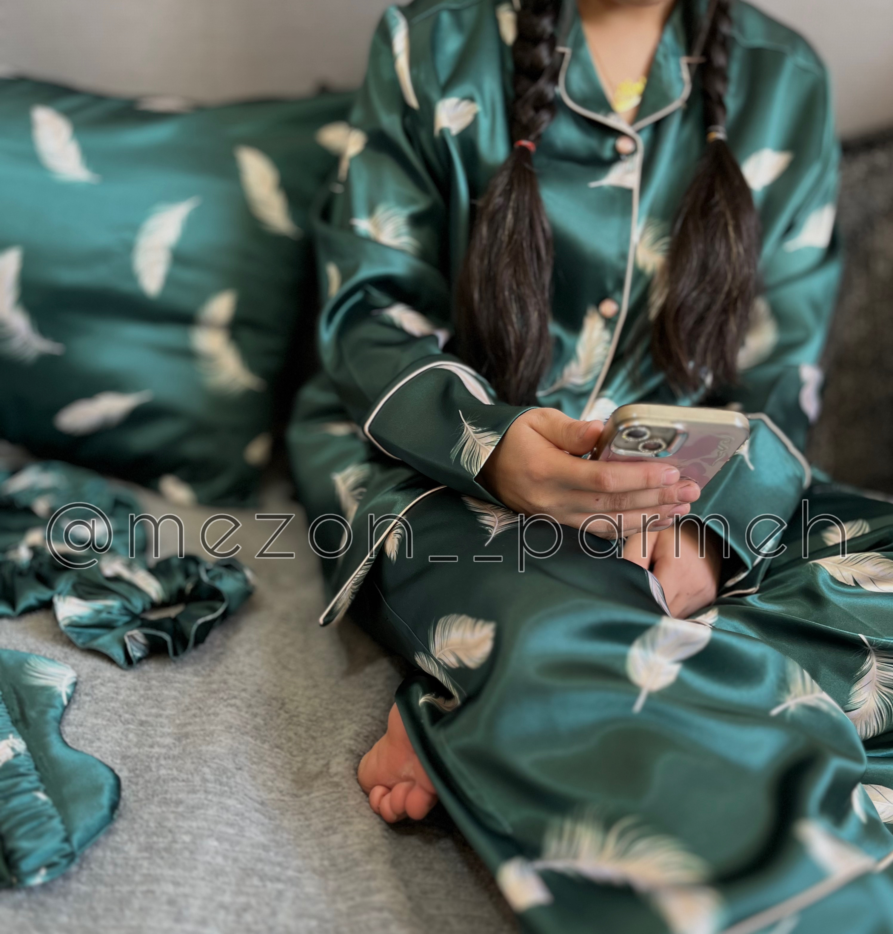 ست لباس خواب مادر و فرزندی ساتنLx سبز با طرح پر پرمه